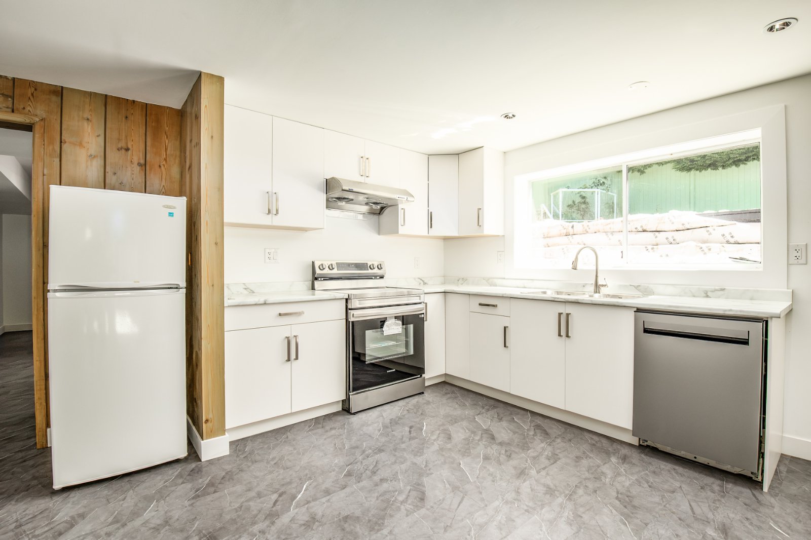 2 Bedroom Garden Suite for Rent - 6090 Collingwood Pl, Vancouver, BC 2