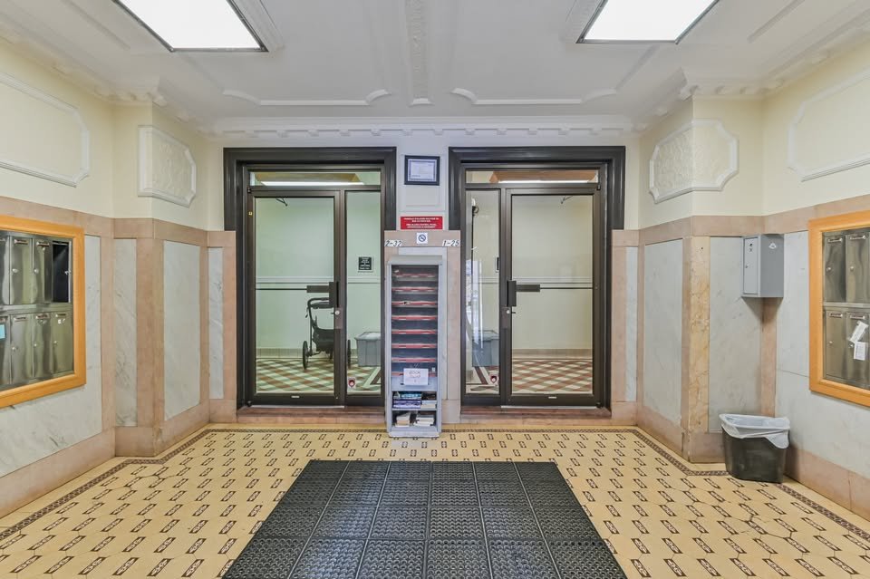 3 Bedroom Apartment for Rent - 4266 Avenue Old Orchard, Montréal, QC 3
