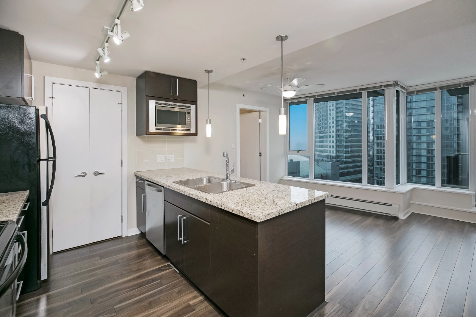 2 Bedroom Apartment for Rent - 188 Keefer Pl, Vancouver, BC 2