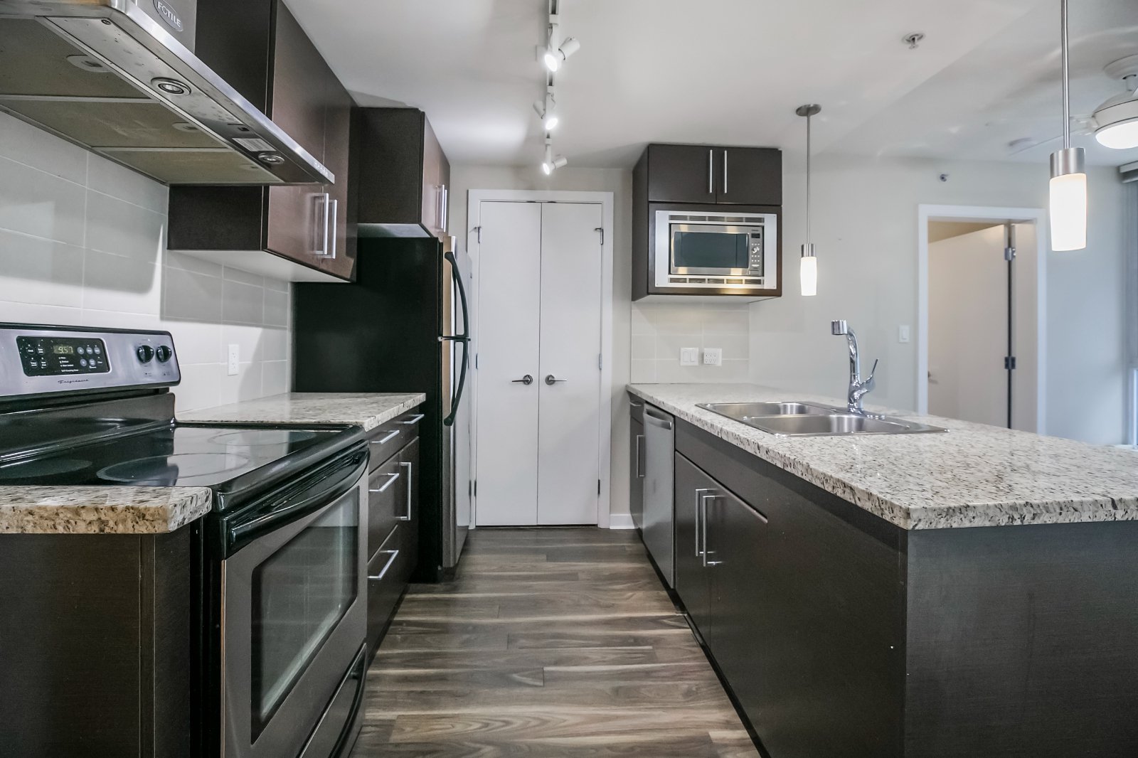 2 Bedroom Apartment for Rent - 188 Keefer Pl, Vancouver, BC 3