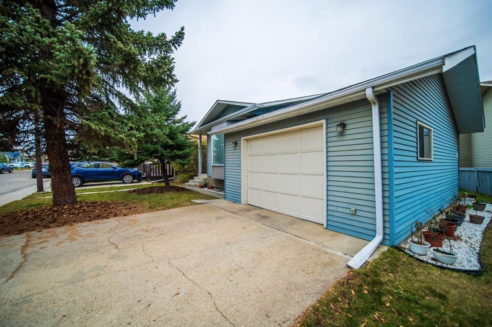 4 Bedroom House for Rent - 91 Riverbrook Way SE, Calgary, AB 3