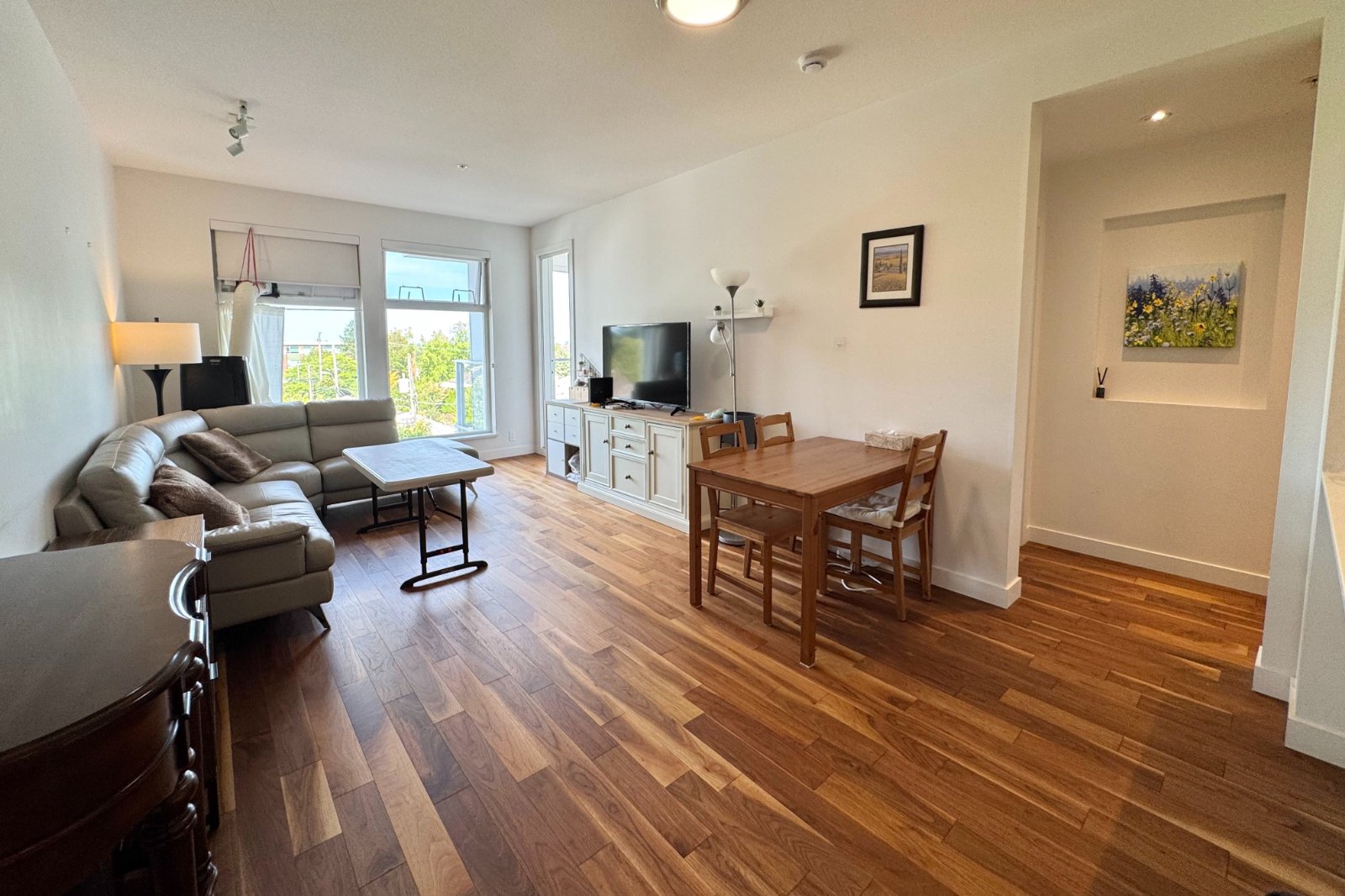 2 Bedroom Apartment for Rent - 4867 Cambie St, Vancouver, BC 2