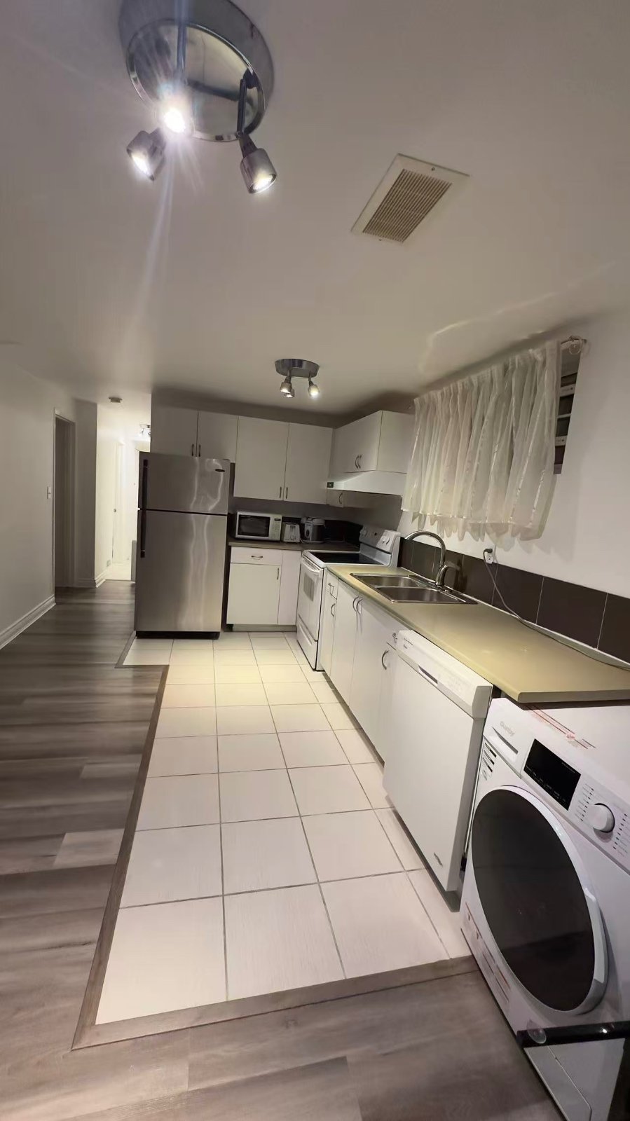 2 Bedroom Garden Suite for Rent - W 35th Ave, Vancouver, BC 3