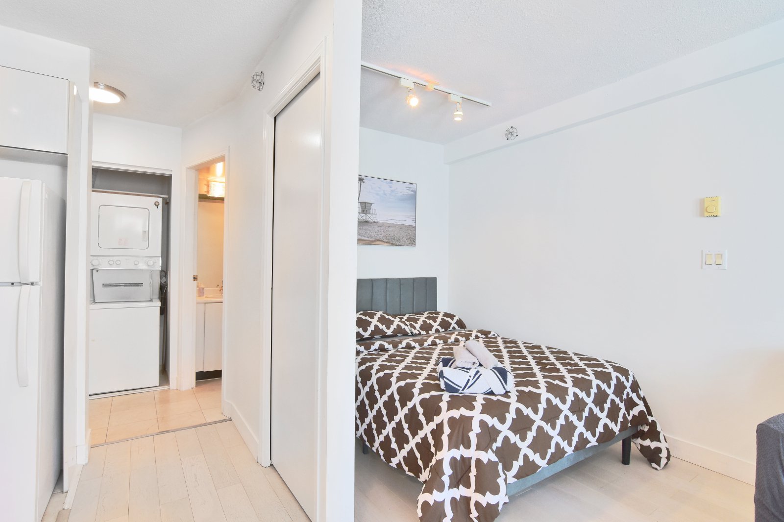 Studio Apartment for Rent - 939 Homer St, Vancouver, BC 5