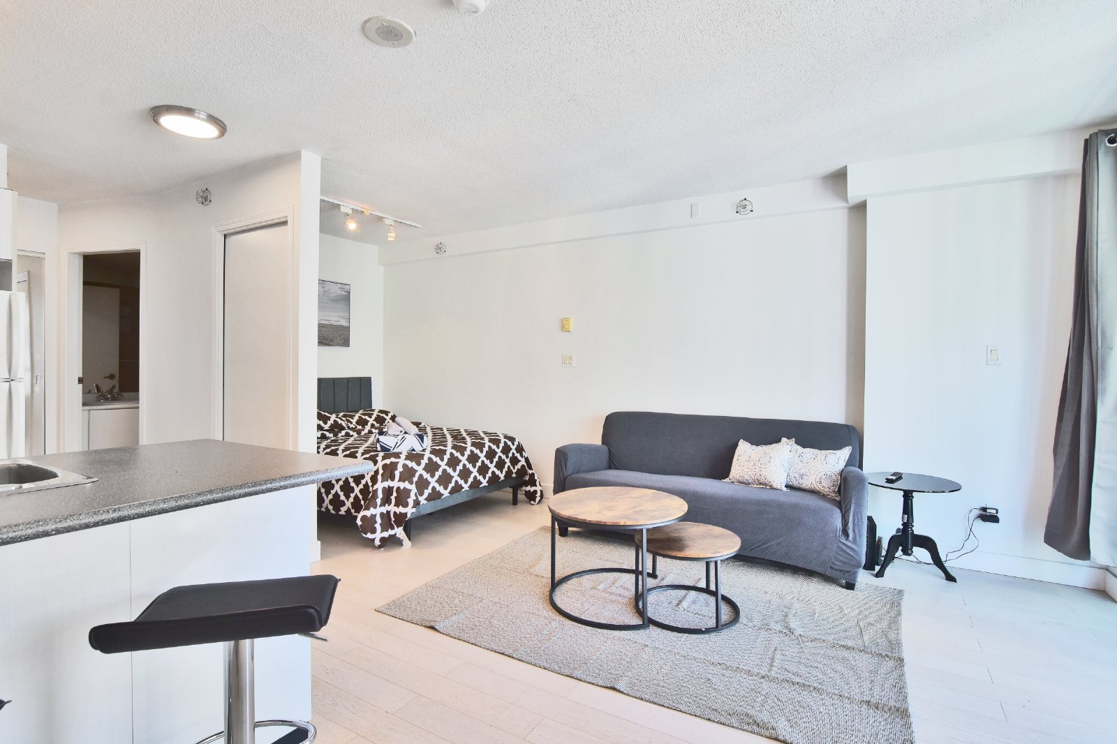 Studio Apartment for Rent - 939 Homer St, Vancouver, BC 2