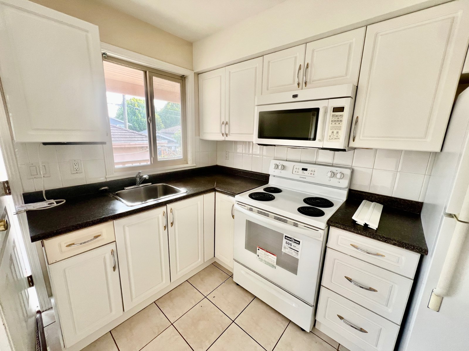 2 Bedroom Garden Suite for Rent - E 63rd Ave, Vancouver, BC 3