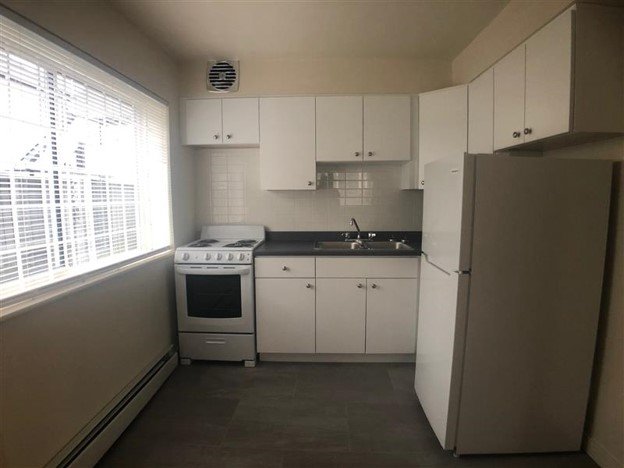 Studio Apartment for Rent - 1547 Comox St, Vancouver, BC 3