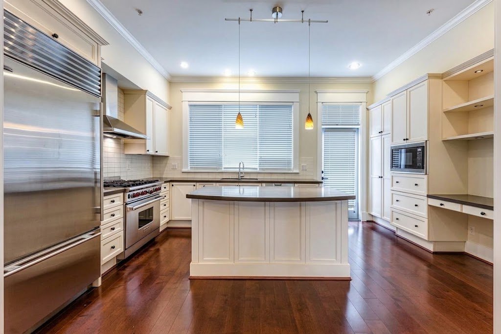6 Bedroom Townhouse for Rent - 6290 Eagles Dr, Vancouver, BC 4