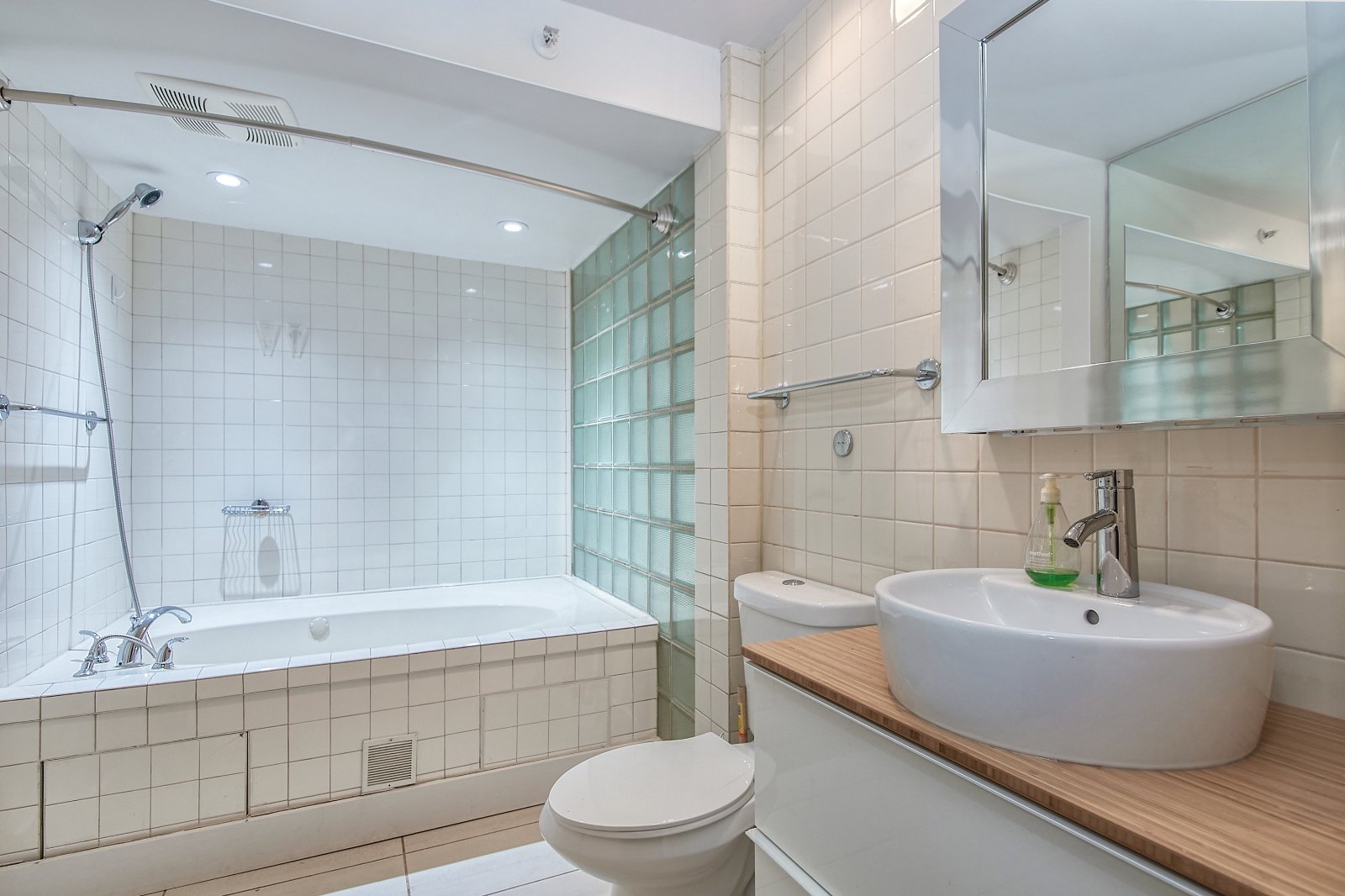 2 Bedroom Apartment for Rent - 1500 Pendrell St, Vancouver, BC 3
