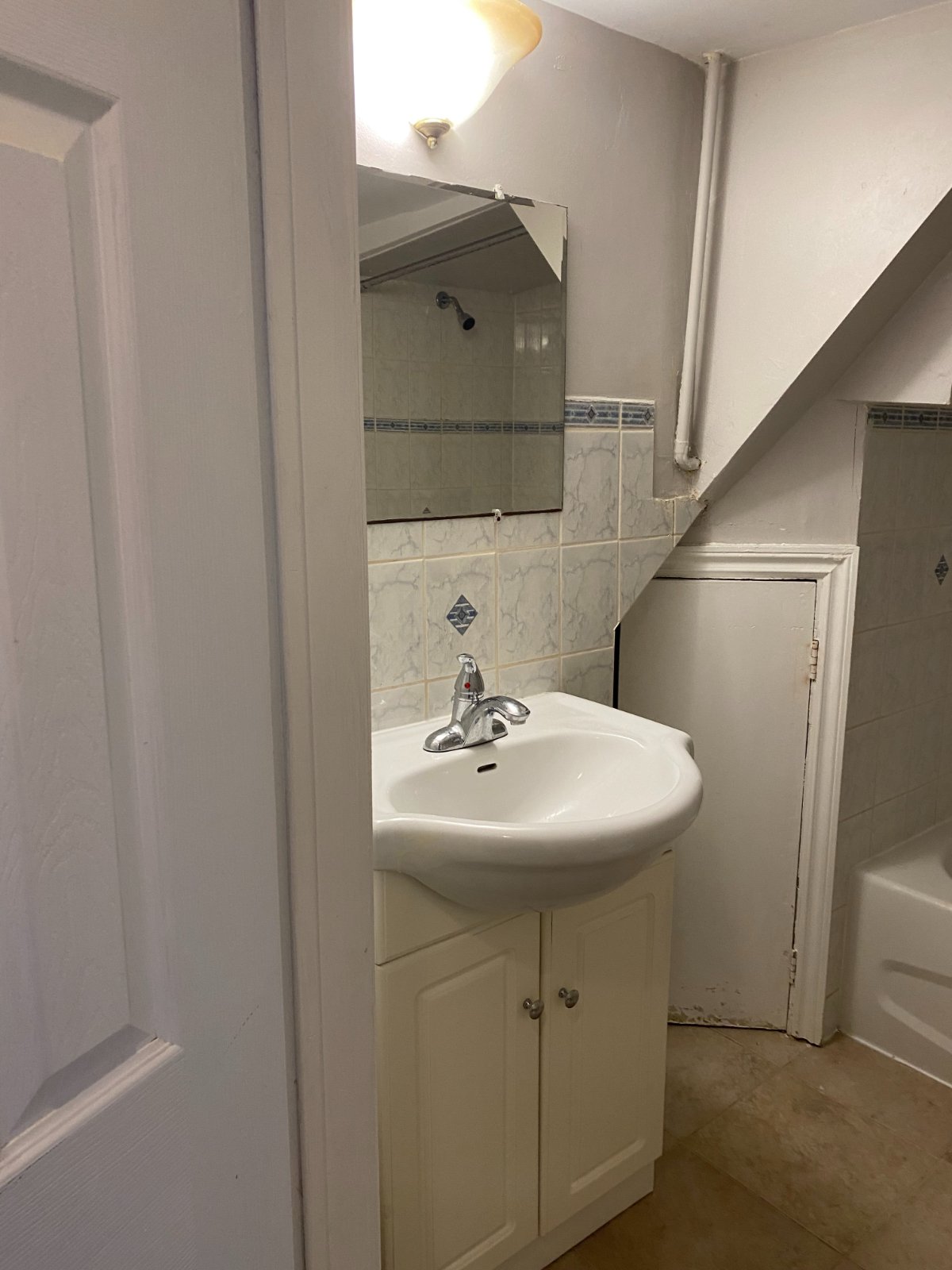 2 Bedroom Basement Suite for Rent - Spadina Rd, Toronto, ON 2