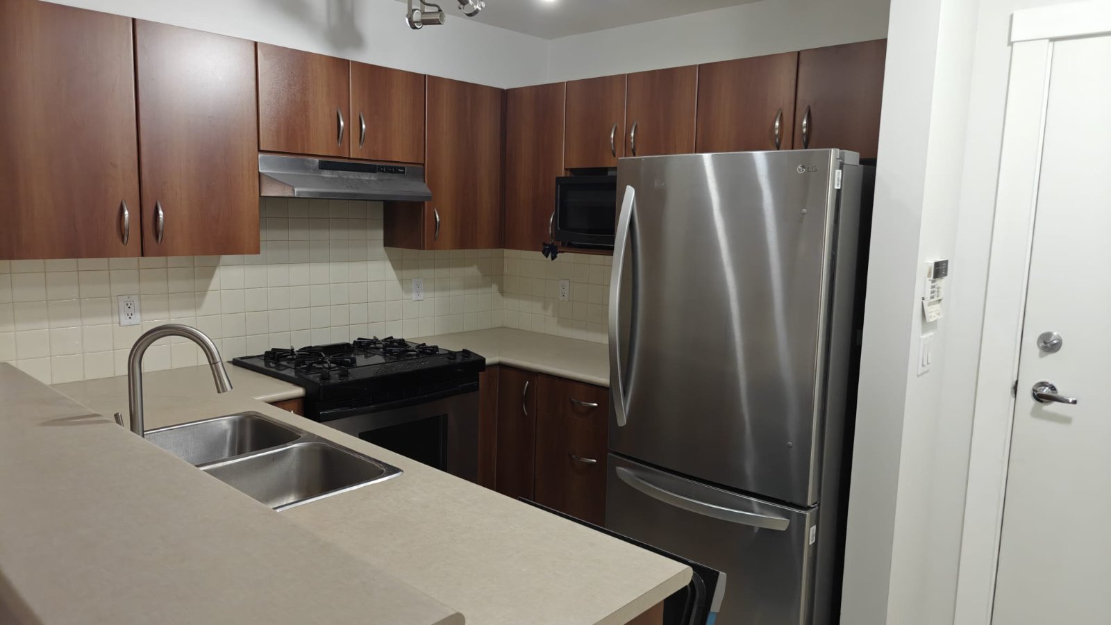 2 Bedroom Apartment for Rent - 995 59th Ave W, Vancouver, BC 2