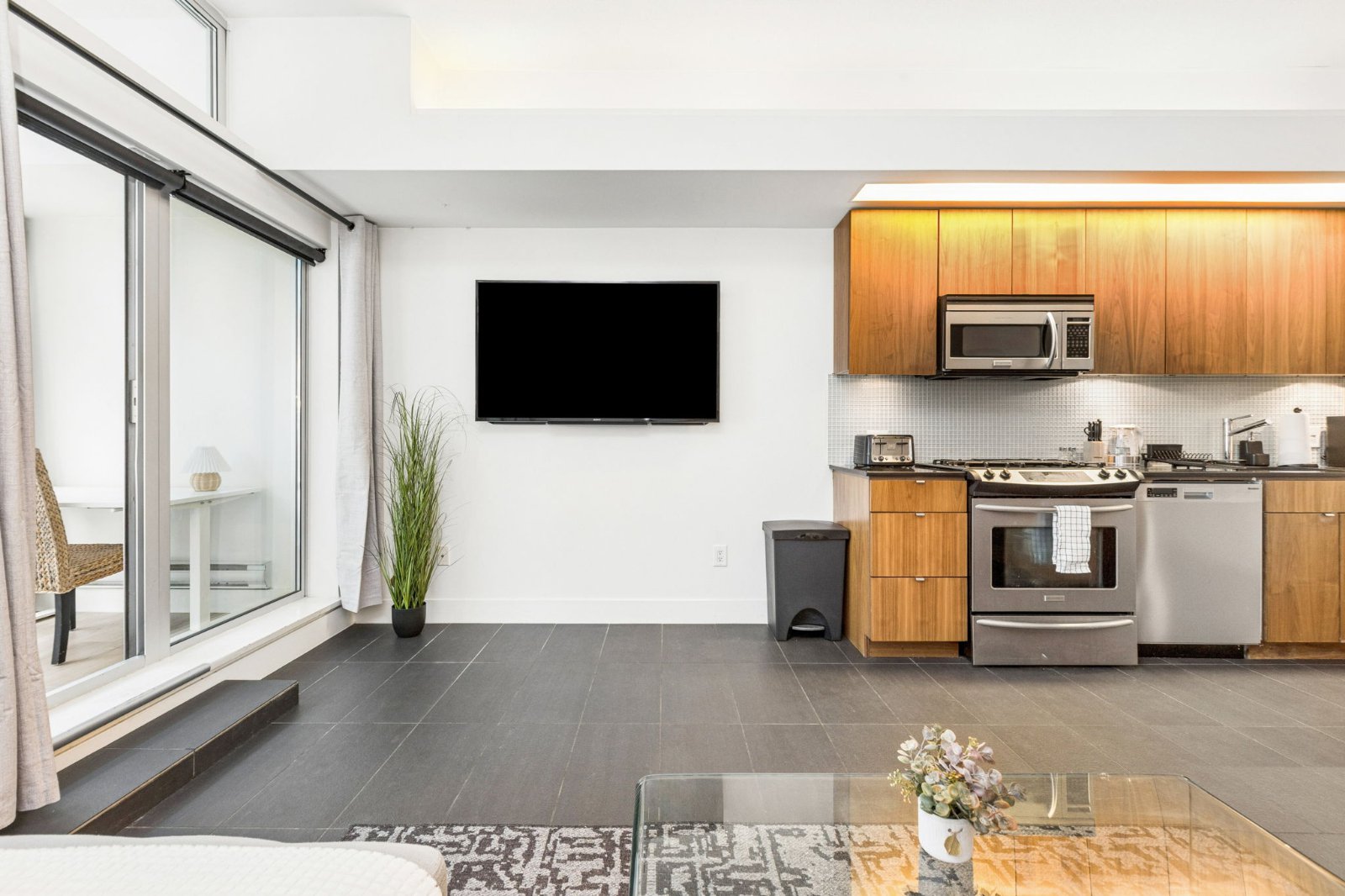 2 Bedroom Apartment for Rent - 33 W Pender St, Vancouver, BC 3