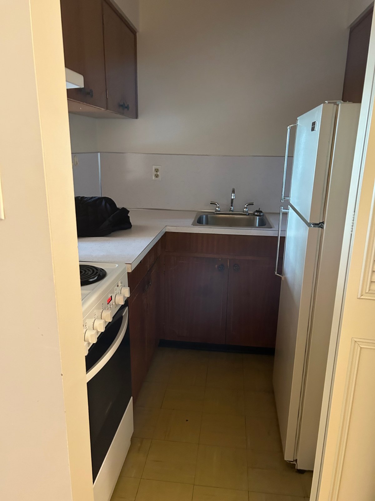 Studio Apartment for Rent - 2747 Alder St, Vancouver, BC 3
