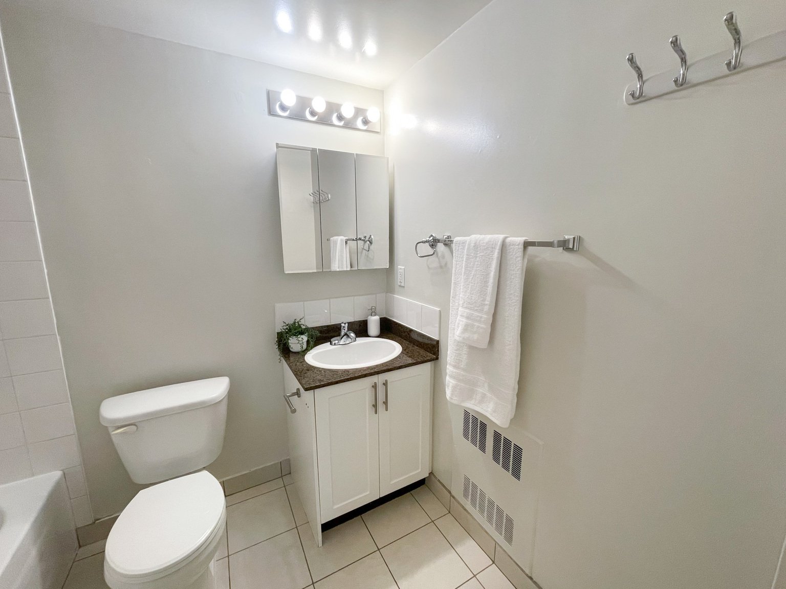 Studio Apartment for Rent - 2054 Comox St, Vancouver, BC 4