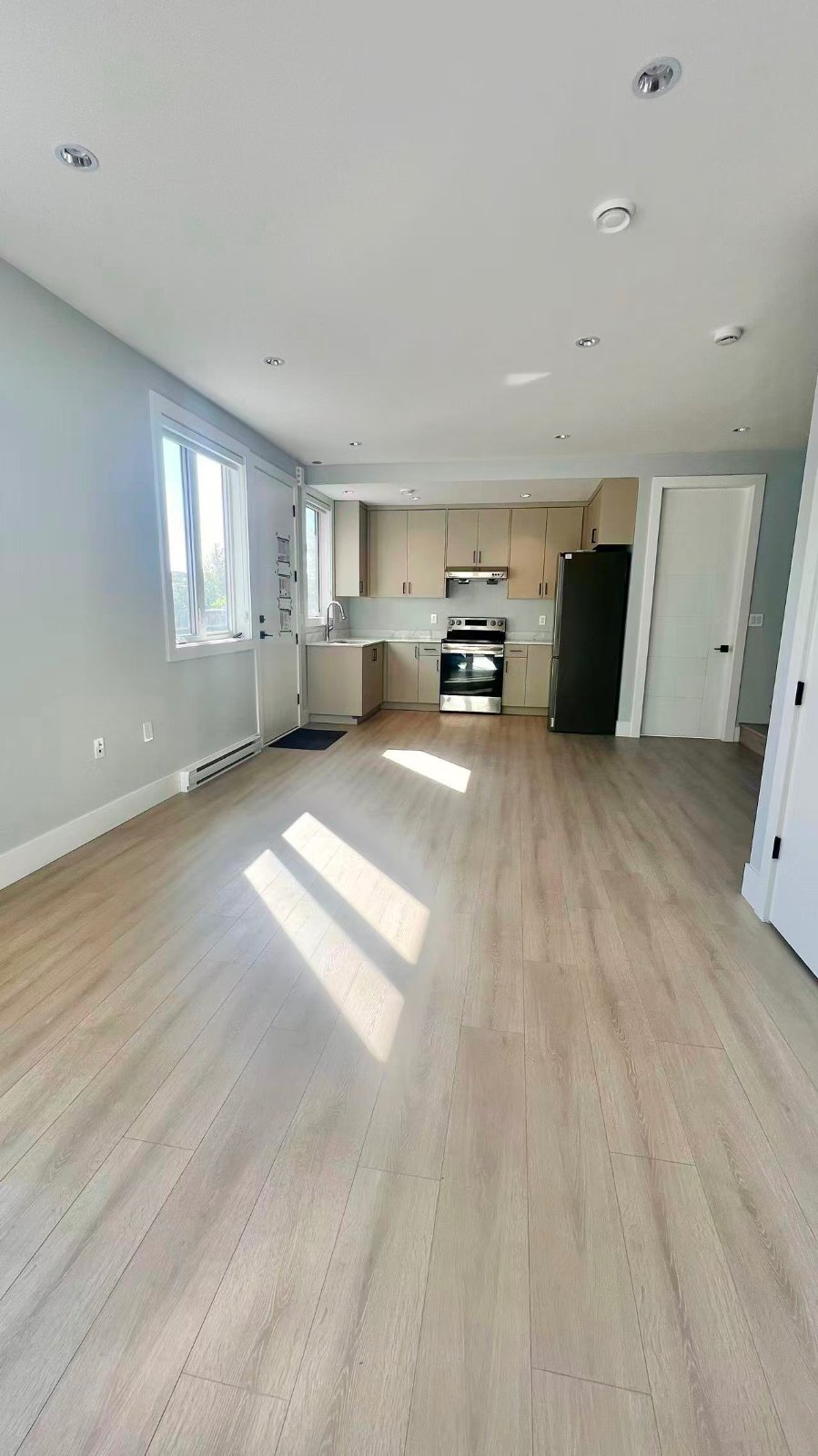 4 Bedroom House for Rent - 7008 Waverley Ave, Burnaby, BC 5