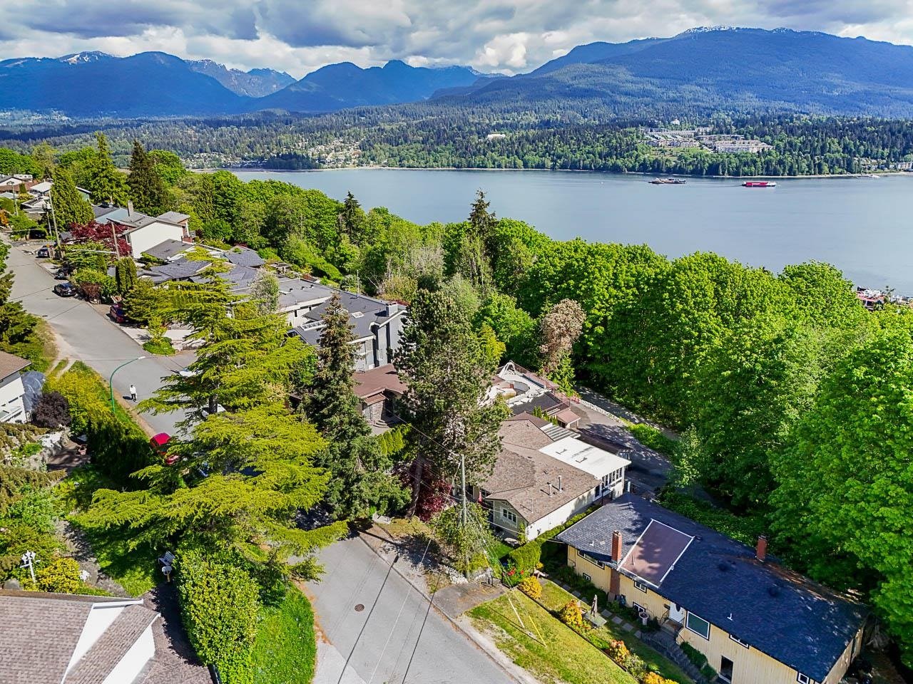 4 Bedroom House for Rent - Highfield Dr, Burnaby, BC 3
