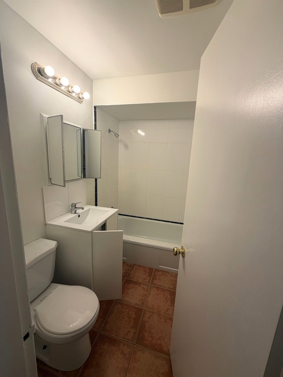 Studio Apartment for Rent - 6040 East Boulevard, Vancouver, BC 2