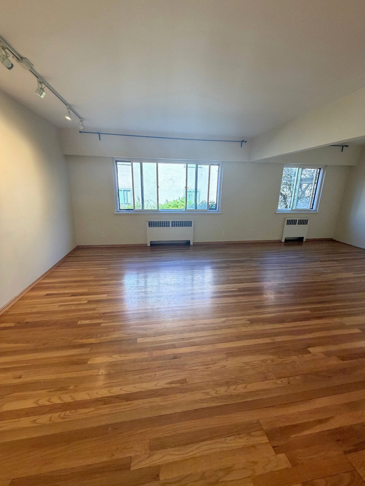 Studio Apartment for Rent - 6040 East Boulevard, Vancouver, BC 3