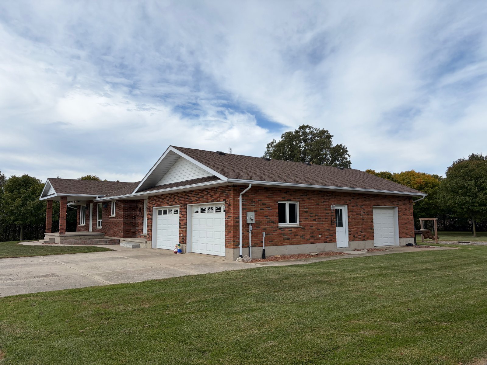 3 Bedroom House for Rent - 5898 Aberarder Line, Plympton-Wyoming, ON 2