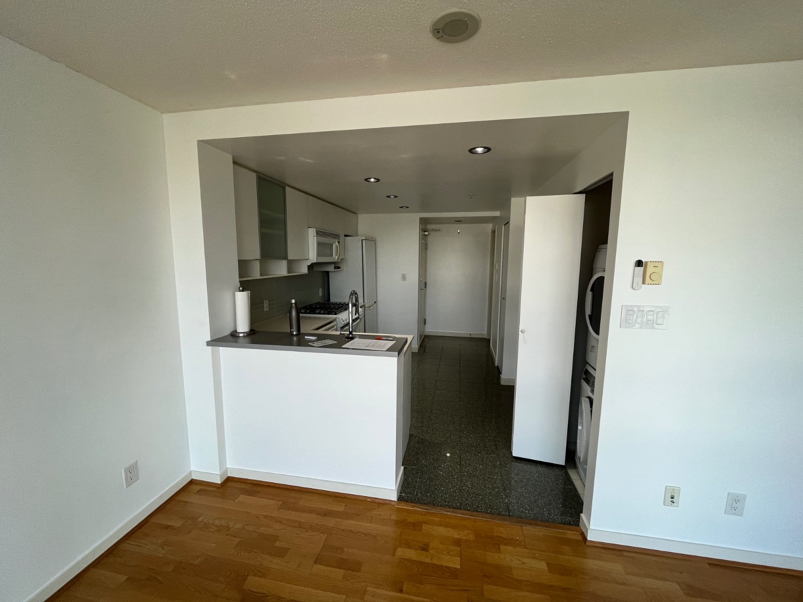 Studio Apartment for Rent - 939 Expo Blvd, Vancouver, BC 3
