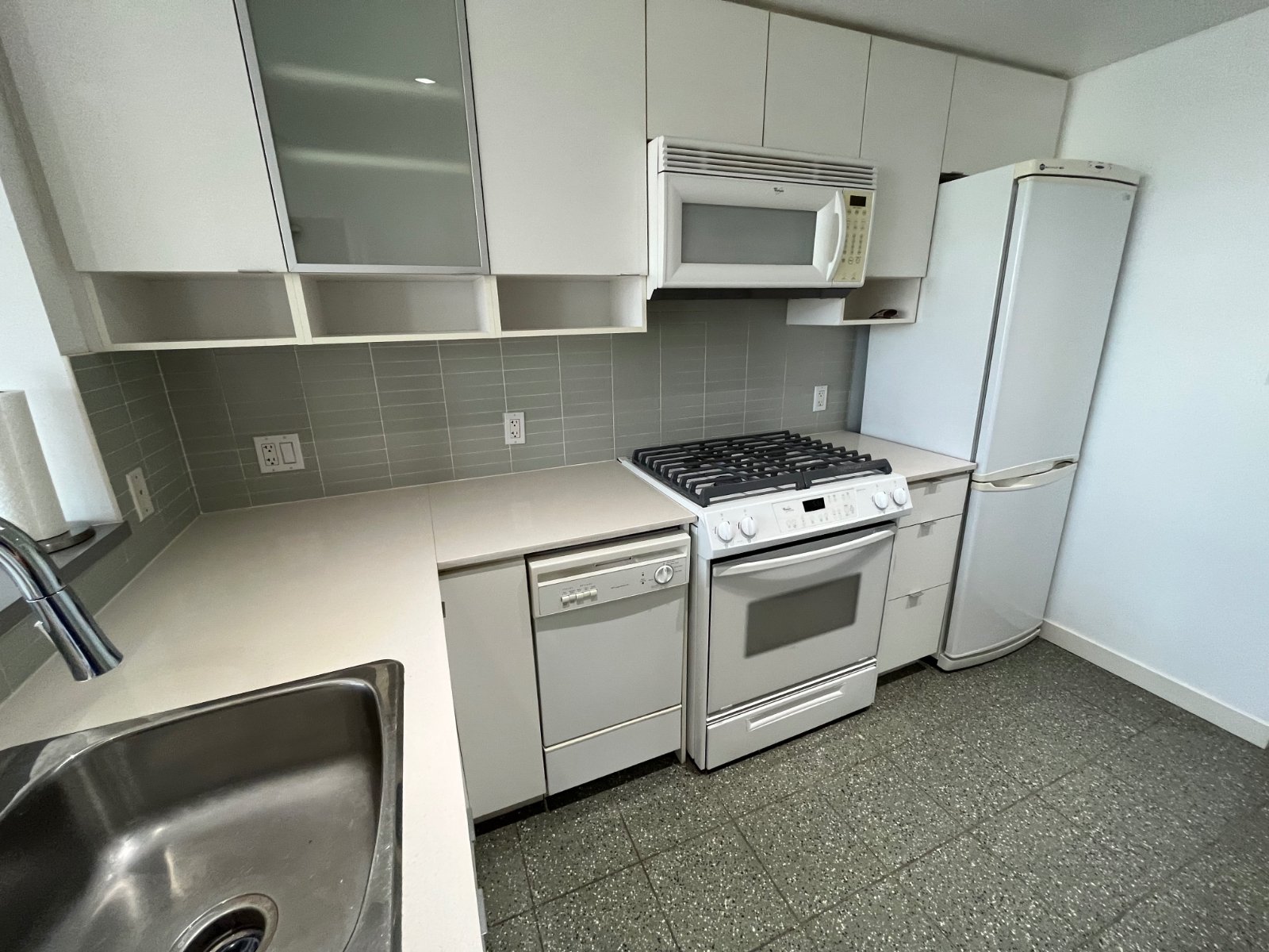 Studio Apartment for Rent - 939 Expo Blvd, Vancouver, BC 4
