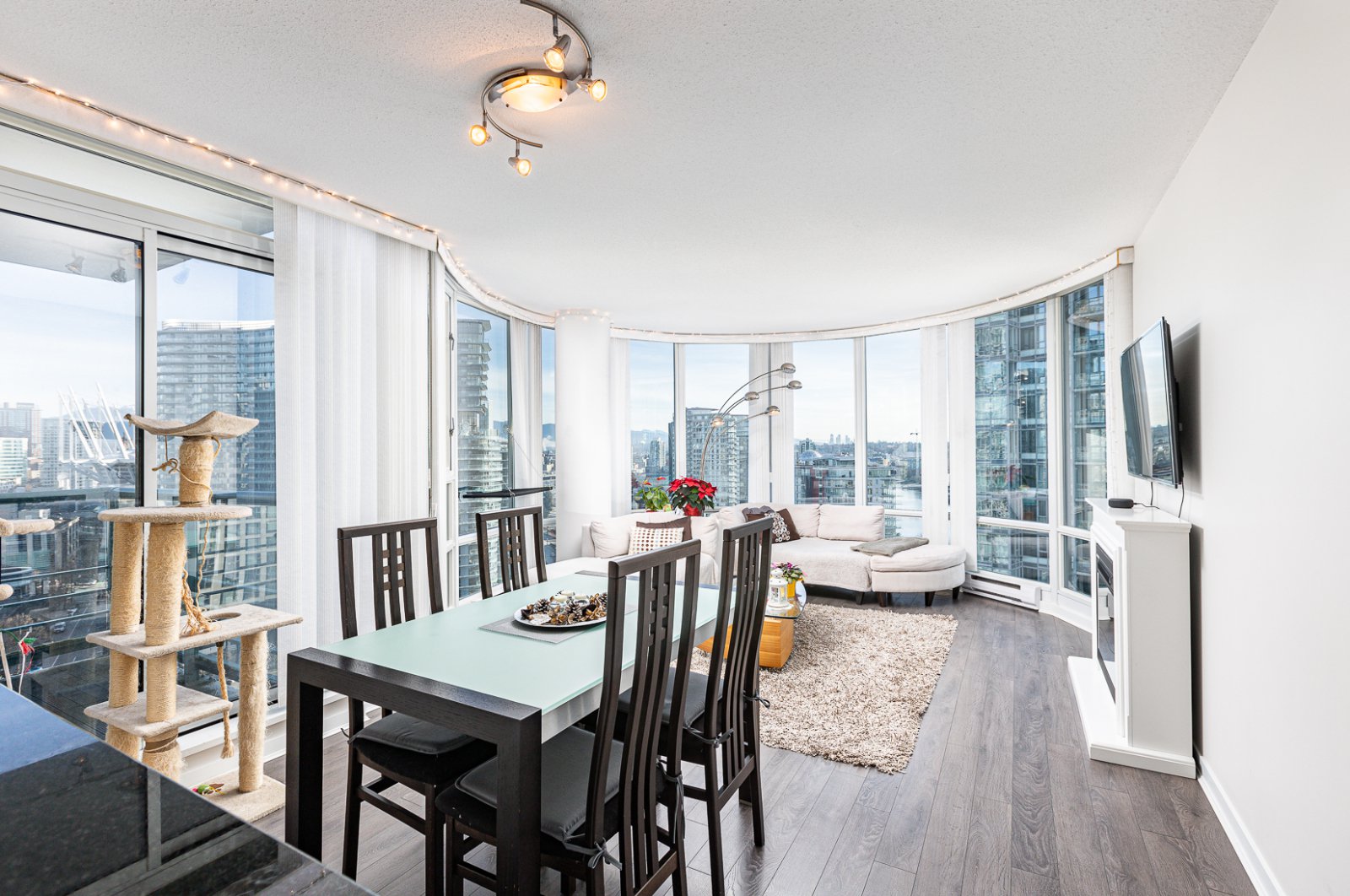 2 Bedroom Apartment for Rent - 1067 Marinaside Crescent, Vancouver, BC 2