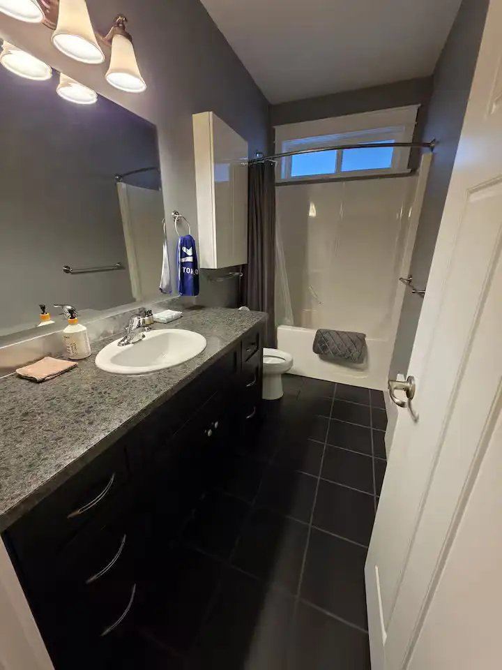 Room in House for Rent - Melodi Wood Way, Nanaimo, BC 3