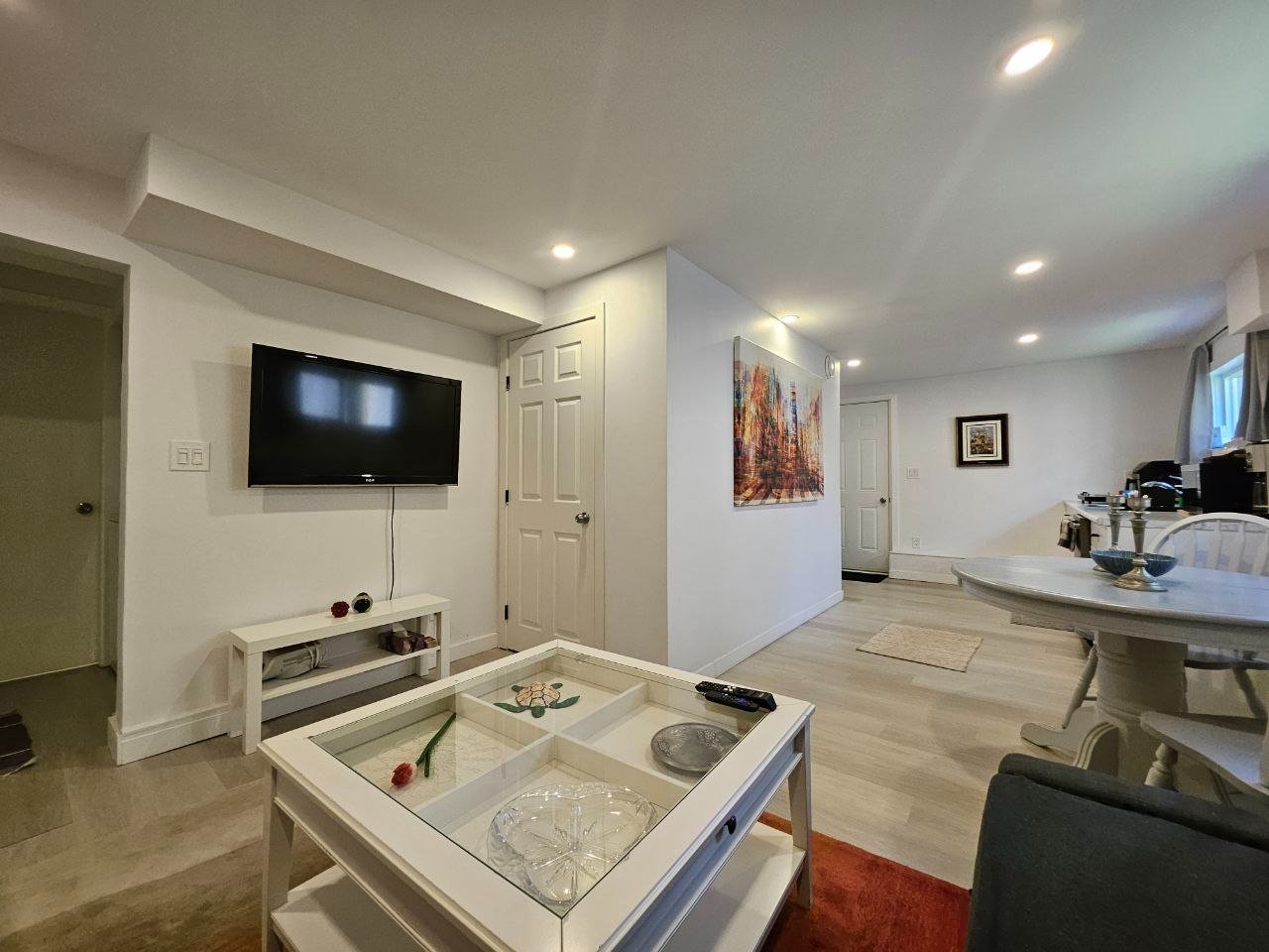2 Bedroom Garden Suite for Rent - Cloverley St, North Vancouver District, BC 3