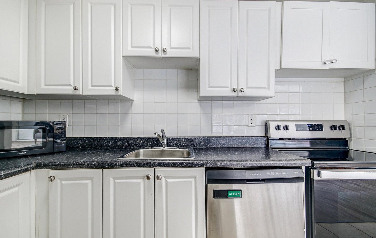 2 Bedroom Apartment for Rent - 133 Erskine Ave, Toronto, ON 4