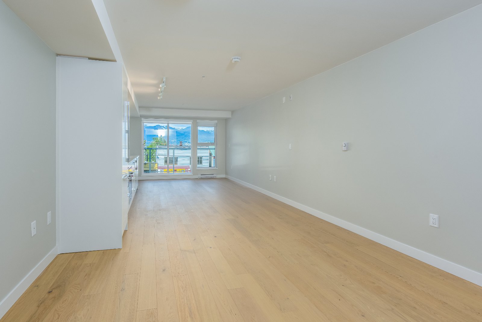 Studio Apartment for Rent - 2508 Fraser St, Vancouver, BC 4