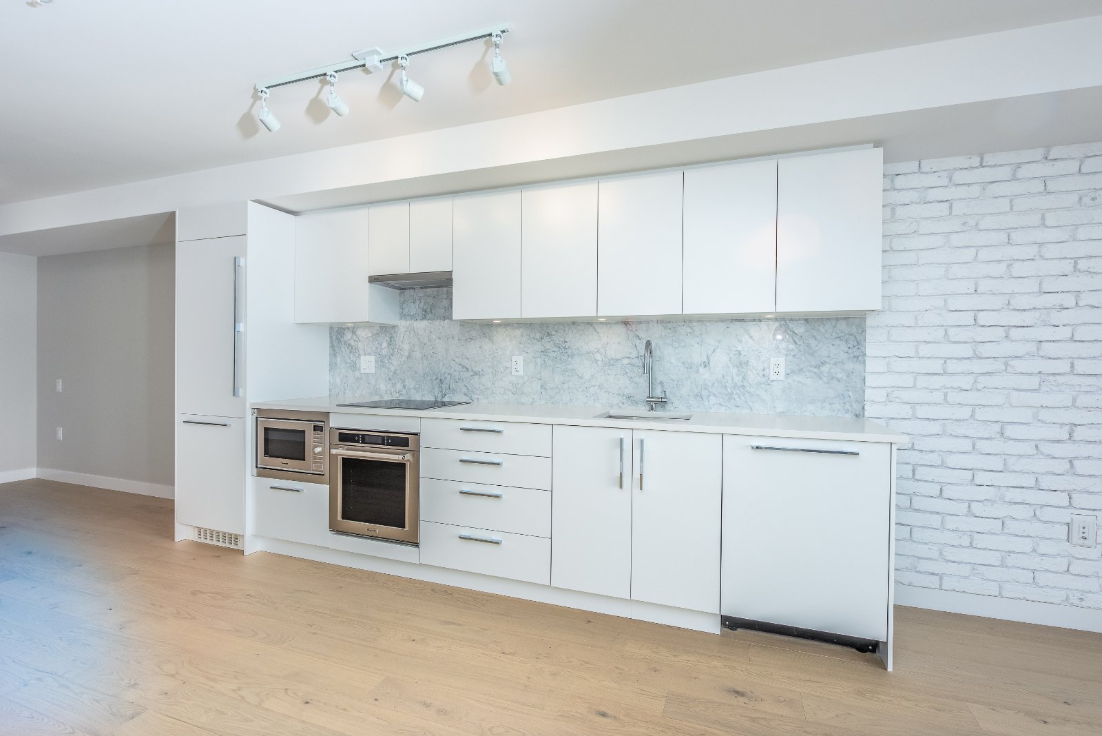 Studio Apartment for Rent - 2508 Fraser St, Vancouver, BC 2