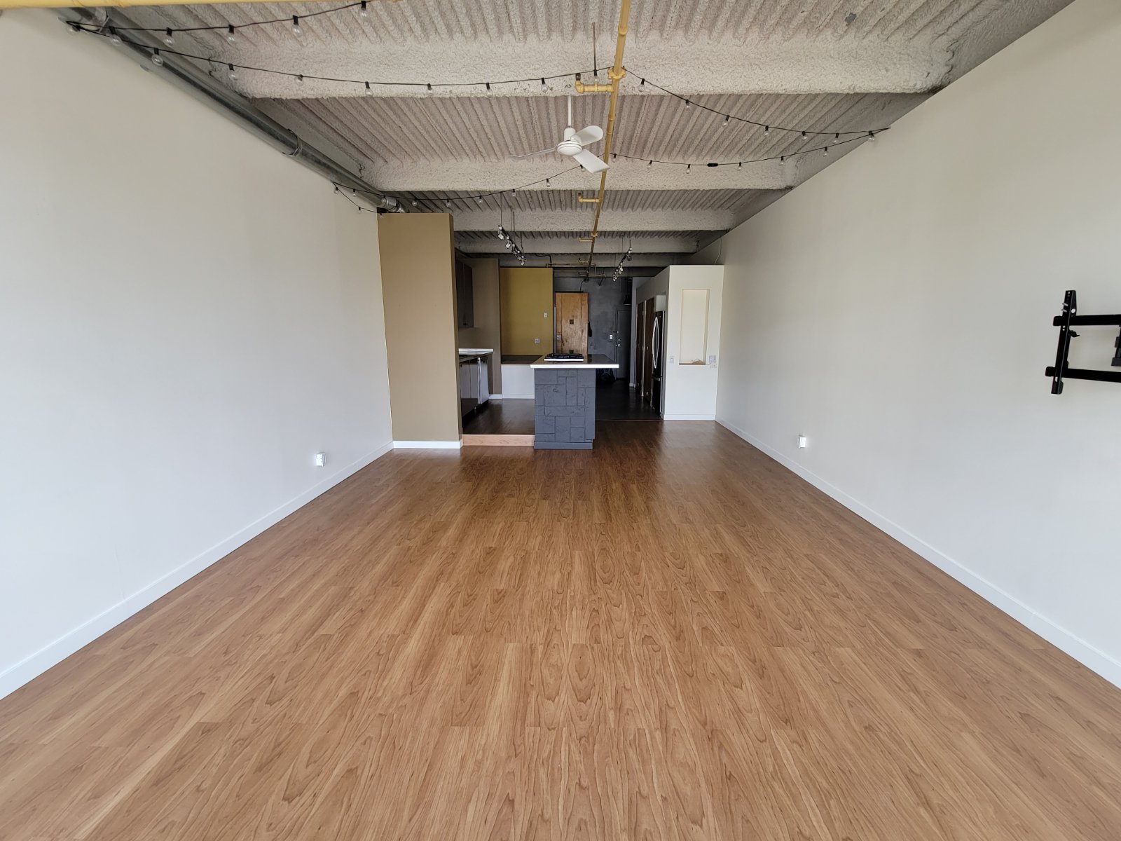 Studio Apartment for Rent - 237 4th Ave E, Vancouver, BC 2