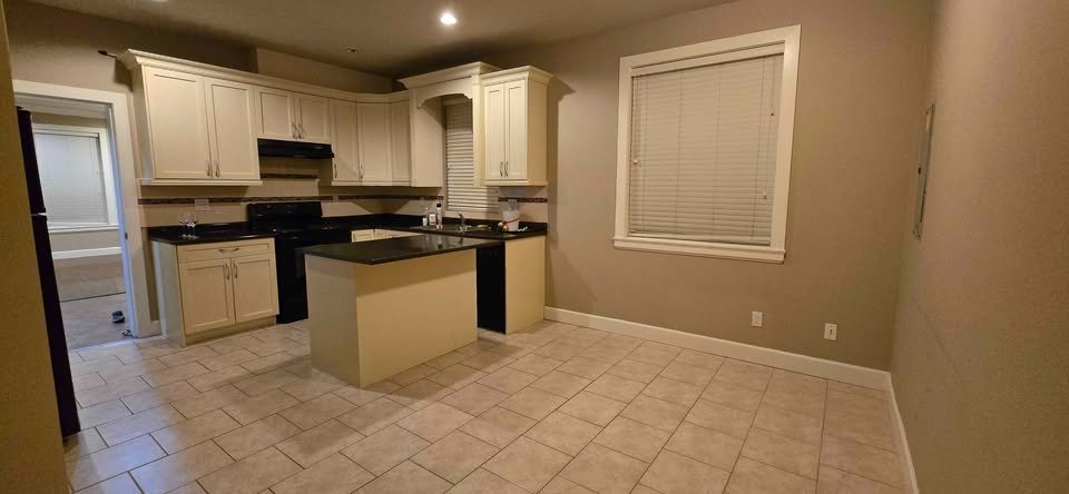 4 Bedroom House for Rent - Edgar Ave, Coquitlam, BC 3