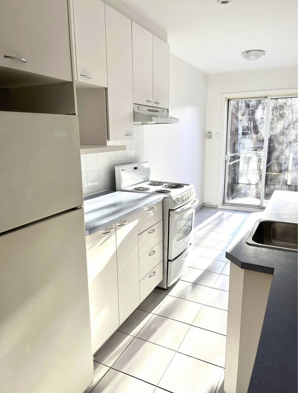 Studio Apartment for Rent - 4272 Rue Fullum, Montréal, QC 5