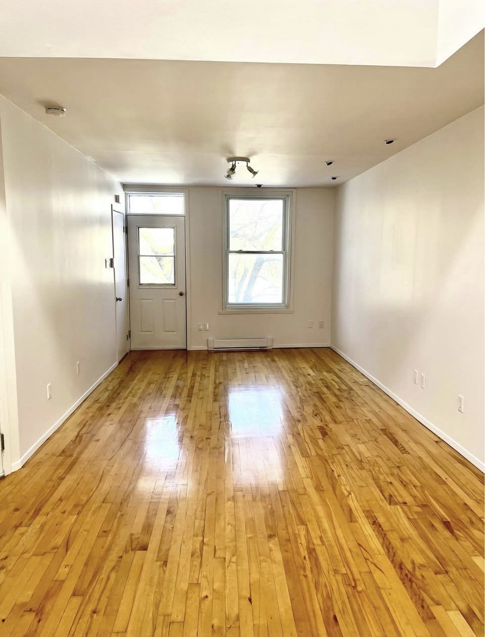 Studio Apartment for Rent - 4272 Rue Fullum, Montréal, QC 3