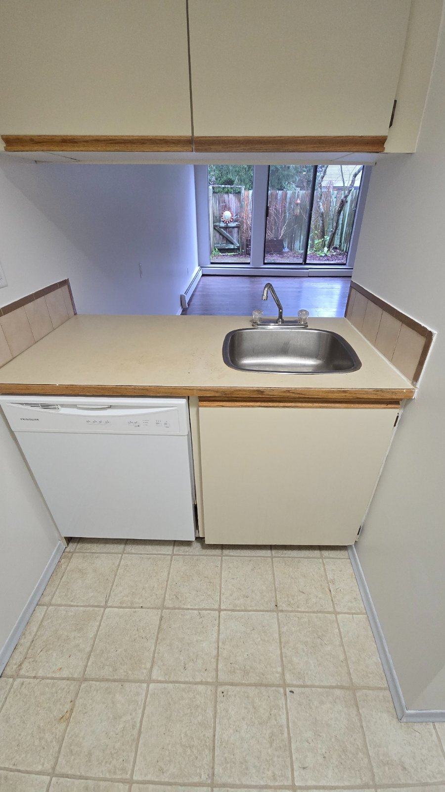 2 Bedroom Apartment for Rent - 3280 E 58th Ave, Vancouver, BC 2