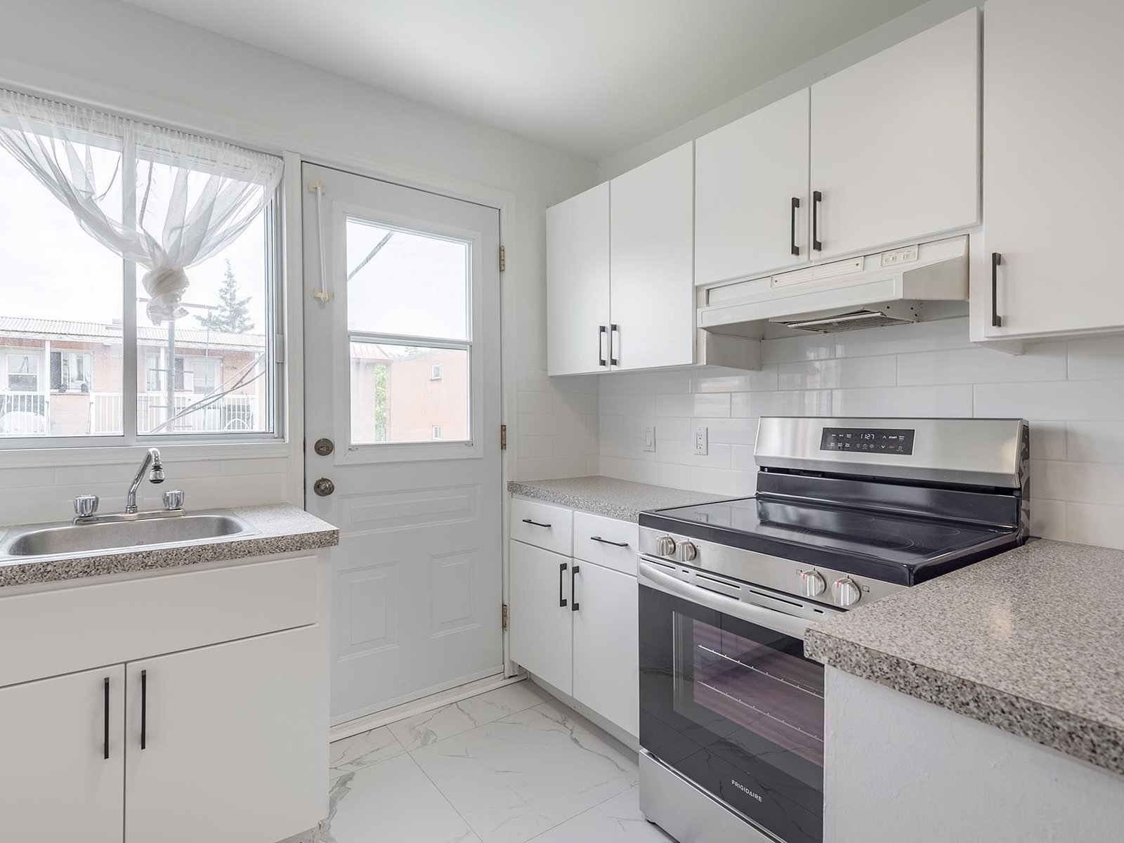 2 Bedroom Apartment for Rent - 11974 Avenue Jubinville, Montréal-Nord, QC 2