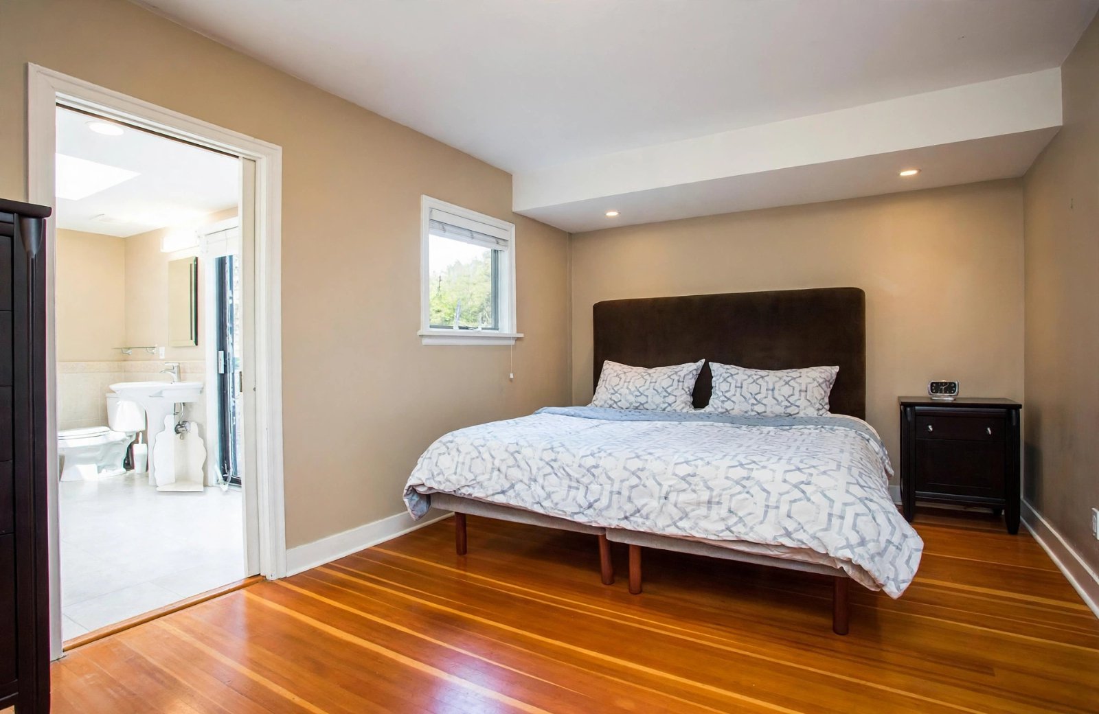 5 Bedroom House for Rent - 3877 W Broadway, Vancouver, BC 3