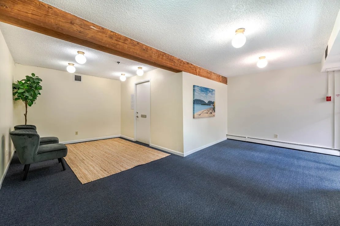 Studio Apartment for Rent - 1932 W 1st Ave, Vancouver, BC 2
