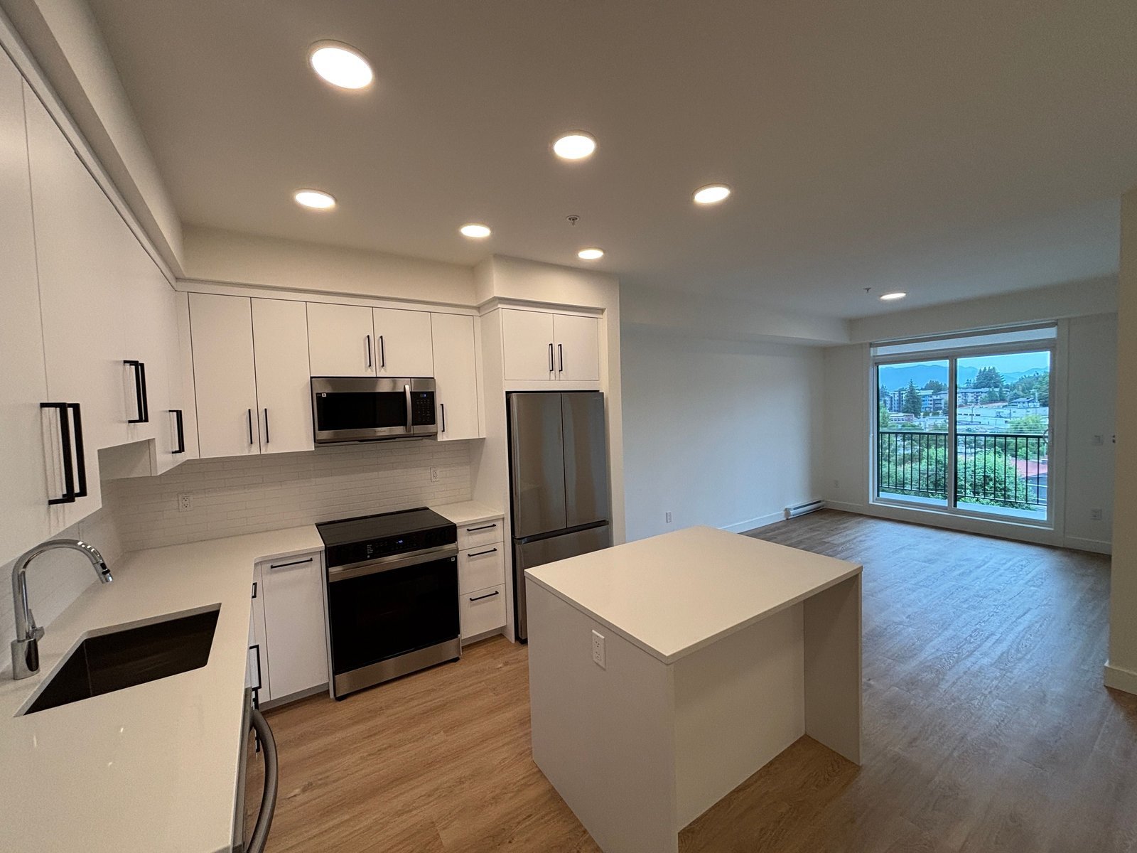 2 Bedroom Apartment for Rent - 33816 South Fraser Way, Abbotsford, BC 2