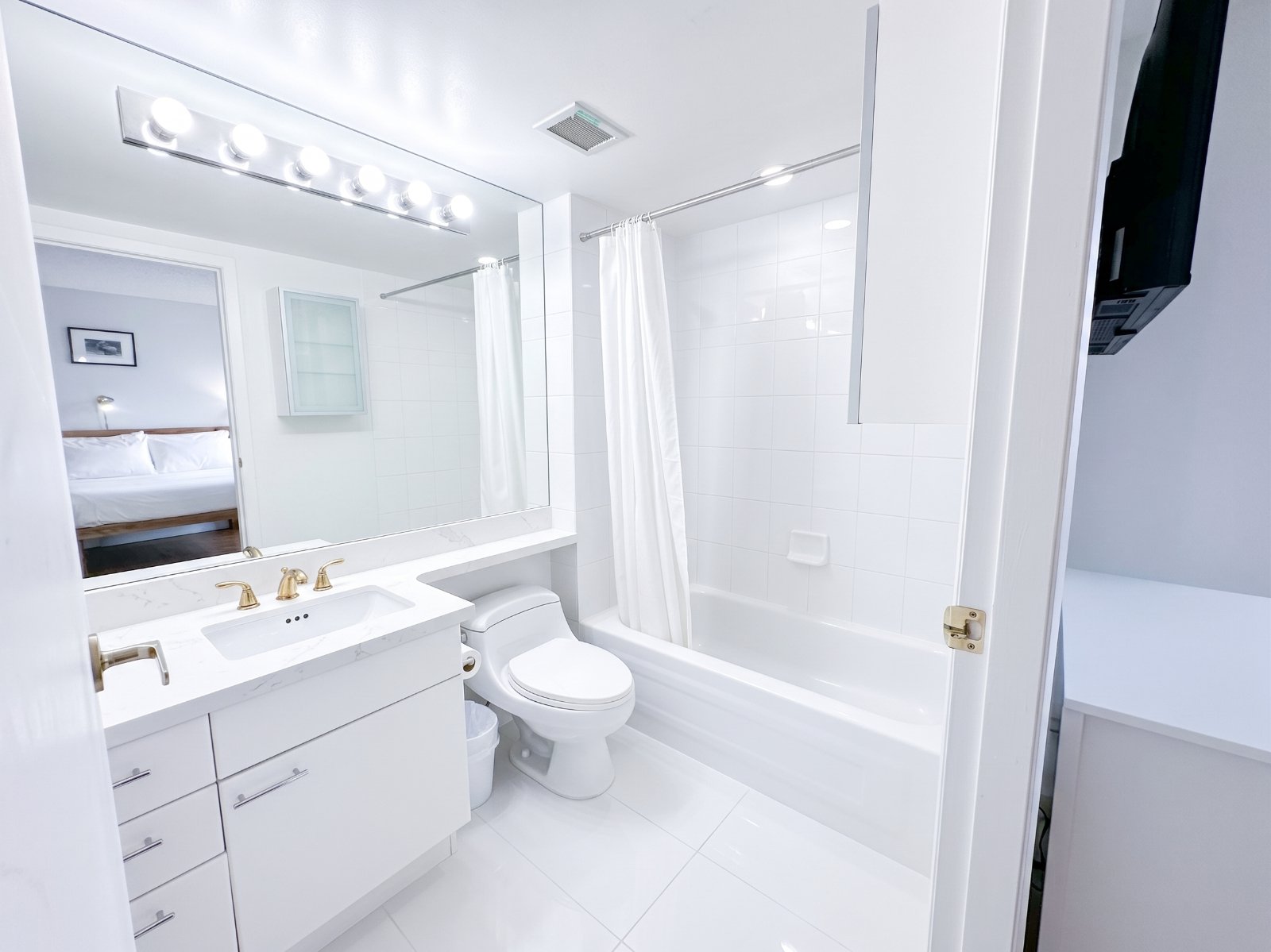 Room in Apartment for Rent - 388 Drake St, Vancouver, BC 3
