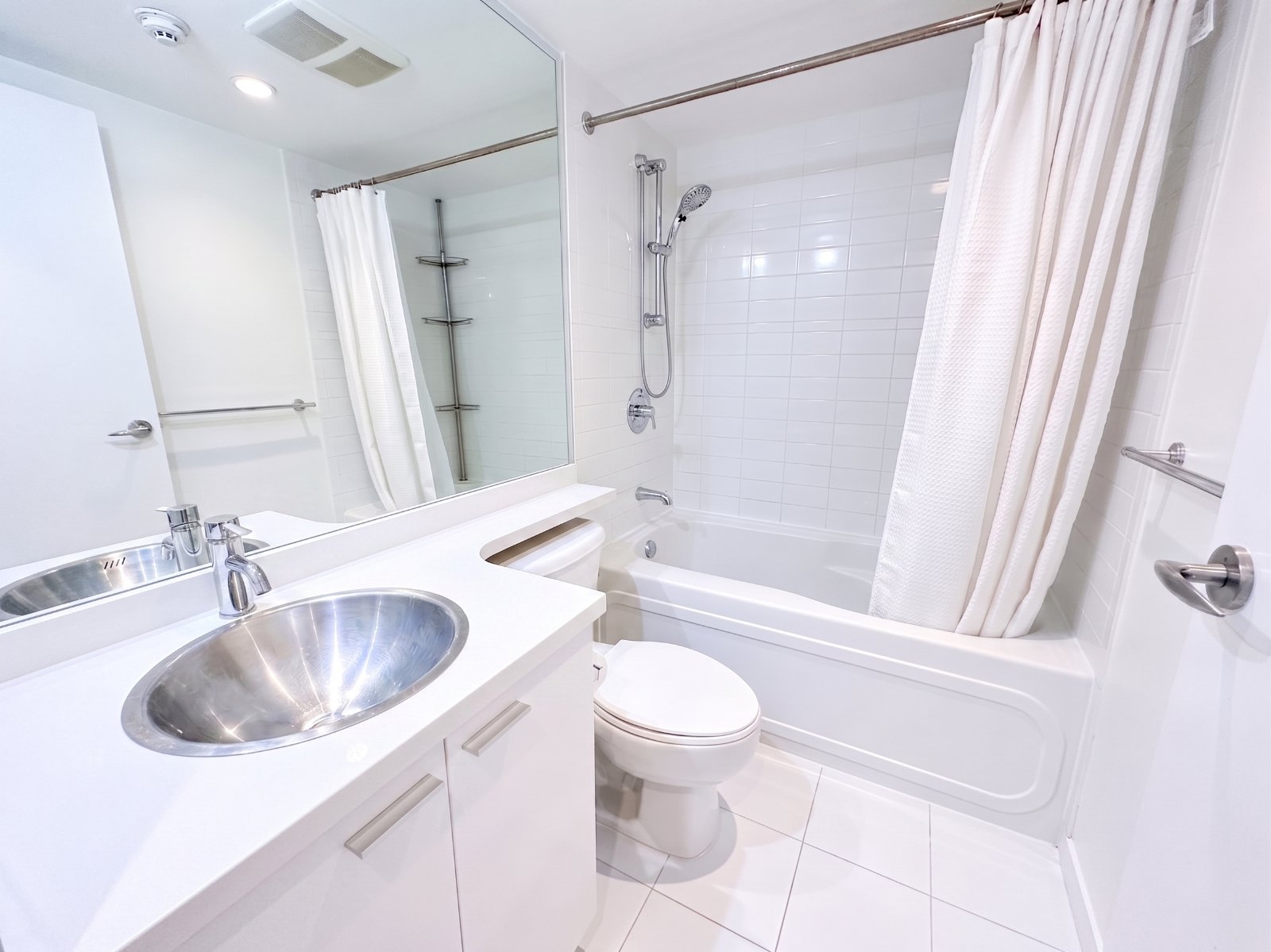 Room in Apartment for Rent - 111 W Georgia St, Vancouver, BC 3