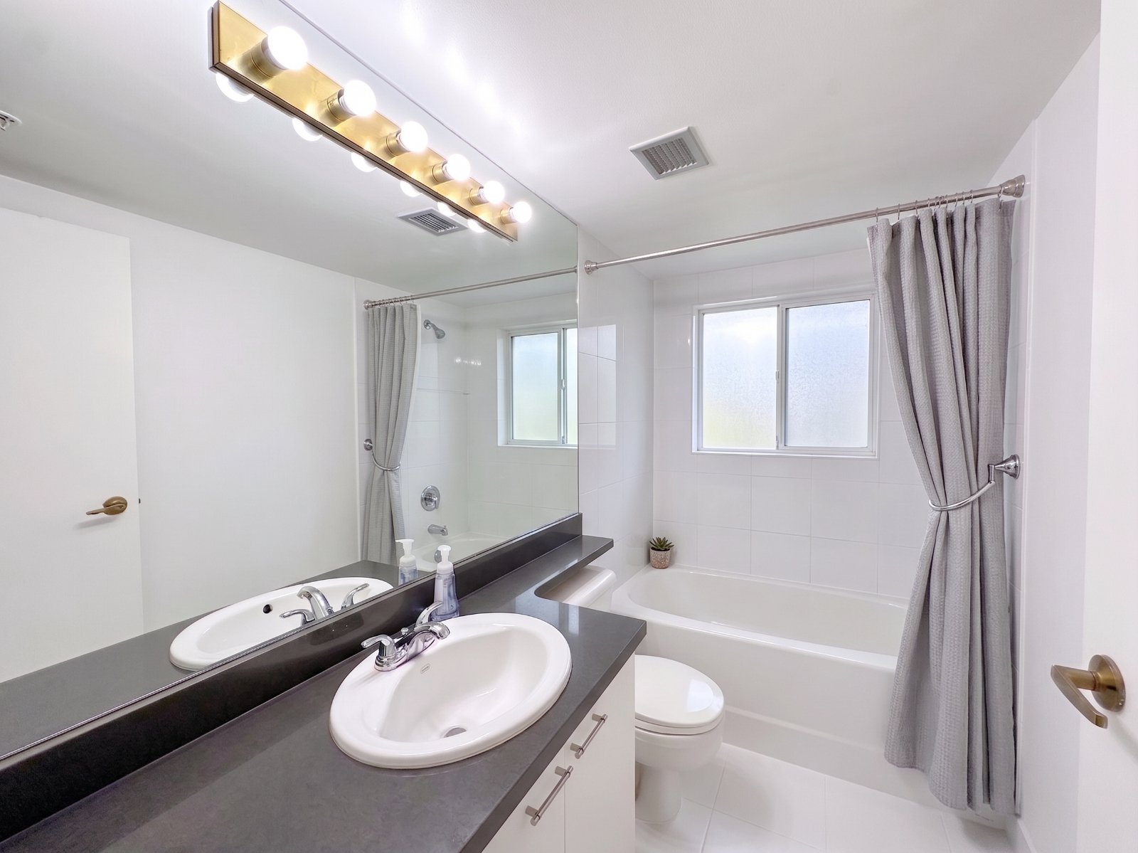 Room in Apartment for Rent - 388 Drake St, Vancouver, BC 4
