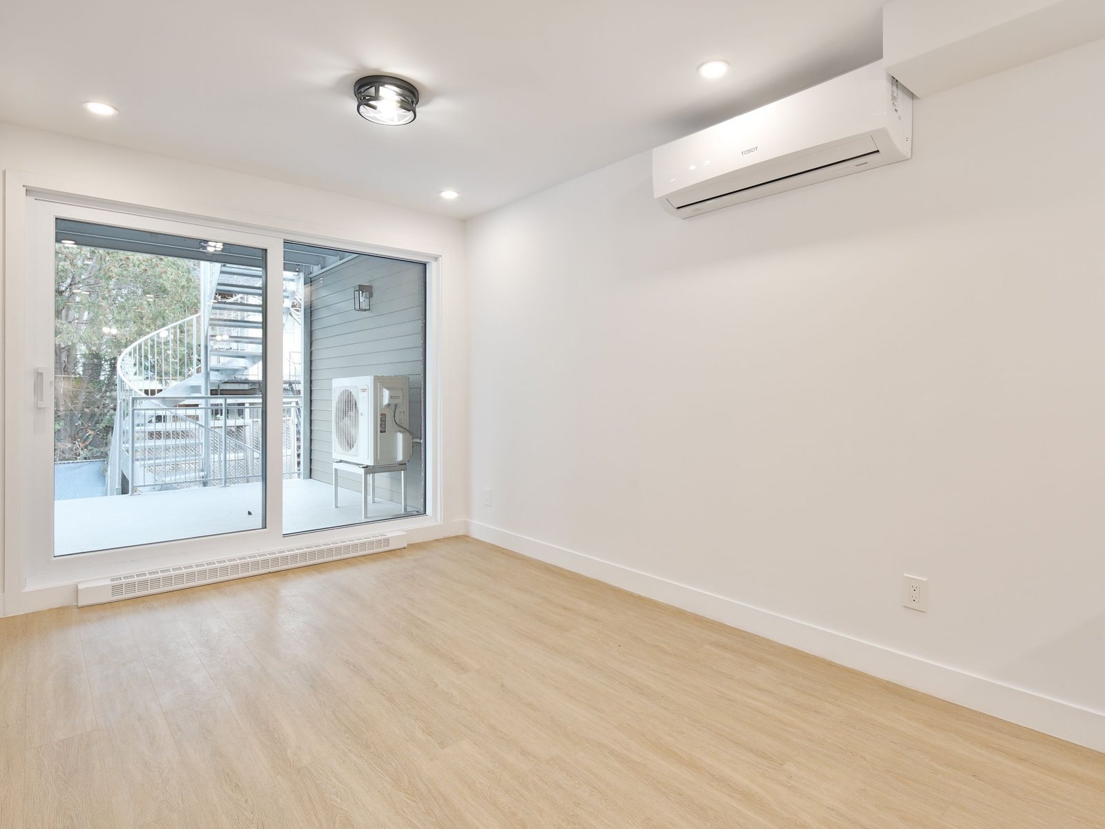 3 Bedroom Apartment for Rent - 141 Duranceau, Montréal, QC 3