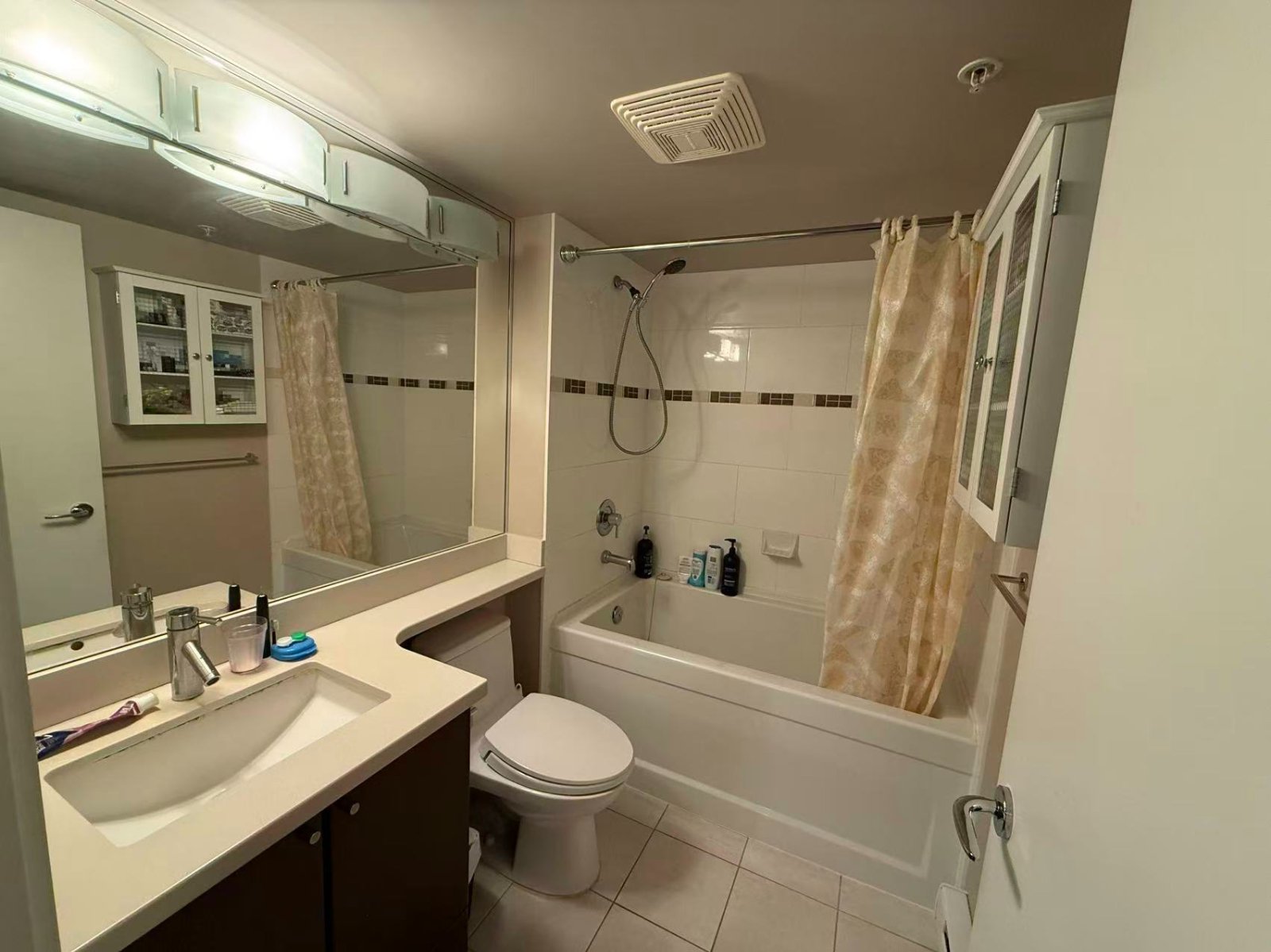 2 Bedroom Private Suite for Rent - 8160 Lansdowne Rd, Richmond, BC 5