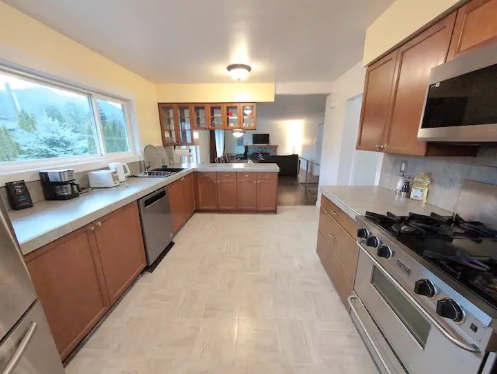 3 Bedroom House for Rent - 40163 Diamond Head Rd, Squamish, BC 2