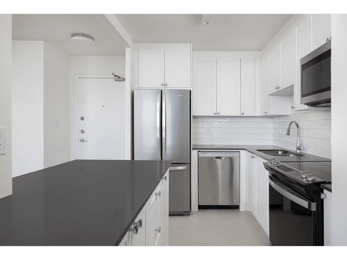 3 Bedroom Apartment for Rent - 2235 2233 - 2235 Hurontario Street, Mississauga, ON 5