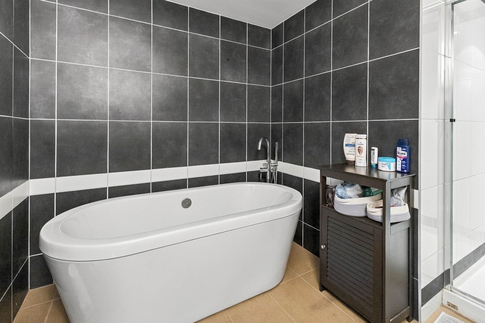2 Bedroom Apartment for Rent - 188 Keefer St, Vancouver, BC 2