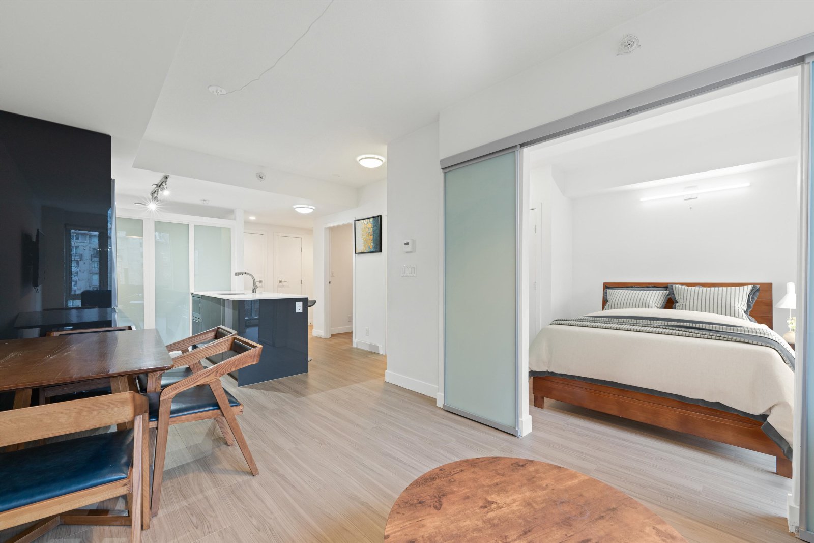 2 Bedroom Apartment for Rent - 1283 Howe St, Vancouver, BC 3