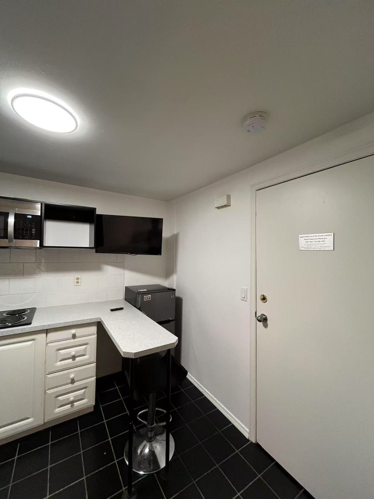 Studio Apartment for Rent - 1517 Comox St, Vancouver, BC 2